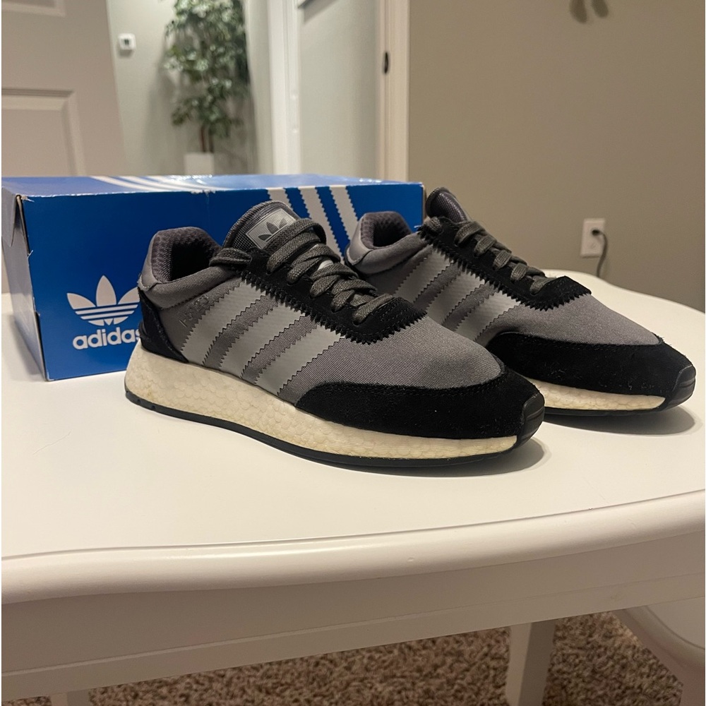 Adidas original Women’s sneakers size 7